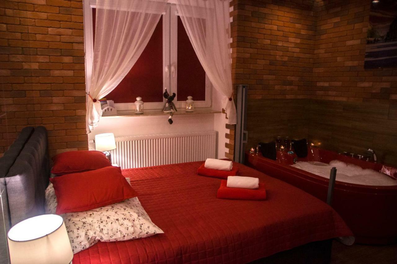 Jacuzzi Apartment Red Krasków Εξωτερικό φωτογραφία