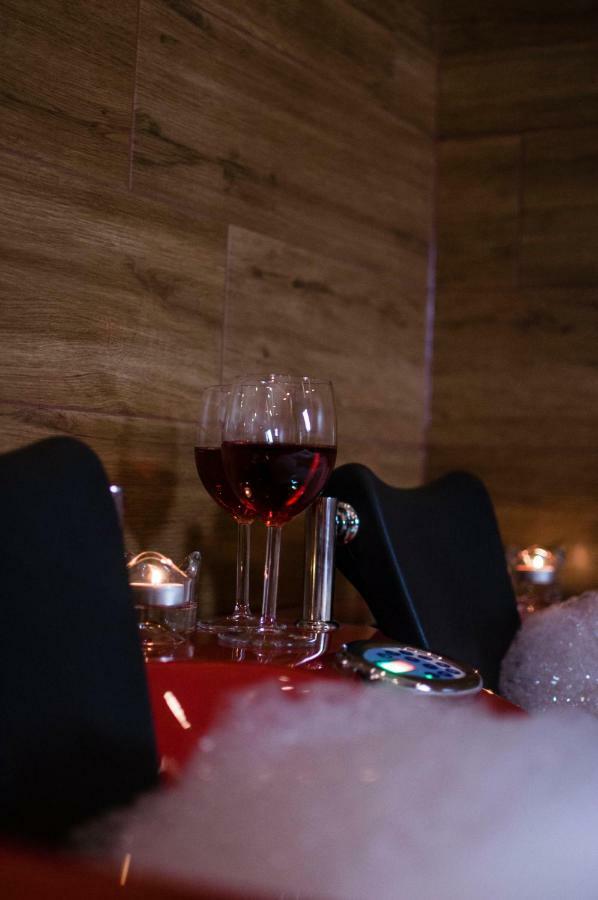 Jacuzzi Apartment Red Krasków Εξωτερικό φωτογραφία